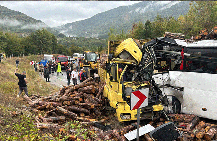 Zonguldak’ta yolcu otobüsü ile kamyon çarpıştı! 2 ölü, 23 yaralı