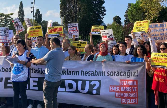 İstanbul Emek, Barış ve Demokrasi Güçleri’nin çağrısıyla Beşiktaş’ta, Narin için bir araya gelenler, basın açıklaması yaptı. Açıklamada, Türkiye'de yılda ortalama 10 bin çocuğun kaybolmasına dikkat çekildi ve 'Cezasızlık politikası, çocuklara karşı işlenen suçları artırmaya devam ediyor... Çünkü failler gücünü yasalardan, cezasızlıktan, siyasal iktidarın söylem ve eylemlerinden alıyor' denildi.