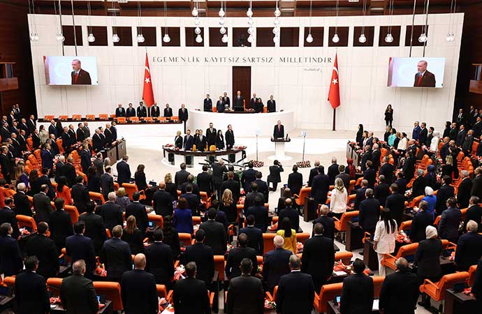 CHP'li milletvekilleri, TBMM yeni yasama yılı açılışında beş yıl sonra ilk defa AKP'li Cumhurbaşkanı Recep Tayyip Erdoğan'ı ayakta karşıladı ancak alkışlamadı. Bazı vekillerin ise partinin Erdoğan'ı ayakta karşılama talimatına tepki olarak kuliste beklediği öğrenildi.